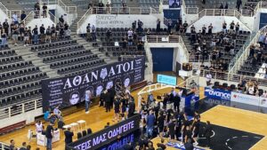 Συγκινητική στιγμή στο Παλατάκι: Οι παίκτες άφησαν στεφάνια και λουλούδια για τους αδικοχαμένους οπαδούς στα Τέμπη (ΦΩΤΟ+video)
