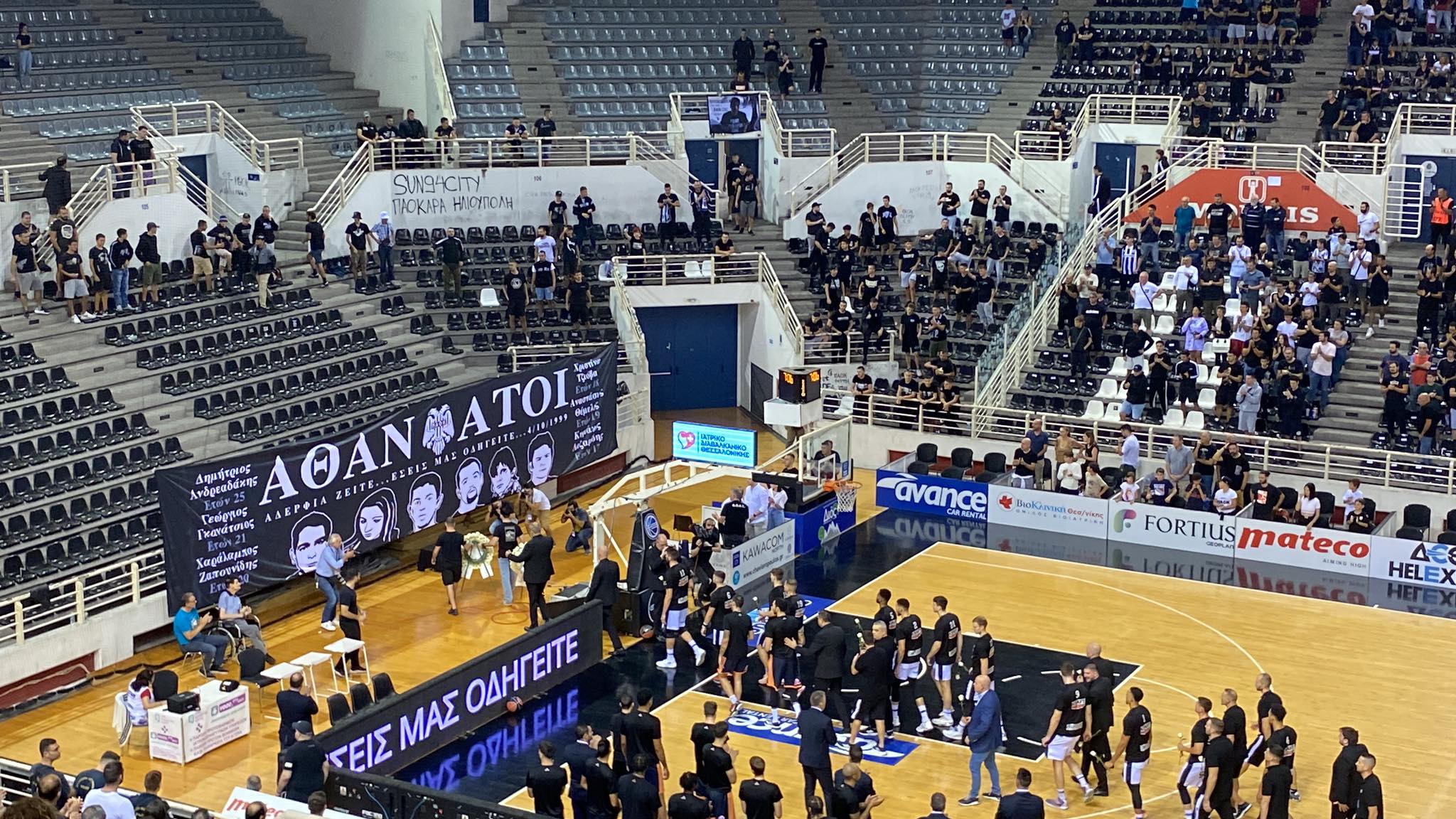 Συγκινητική στιγμή στο Παλατάκι: Οι παίκτες άφησαν στεφάνια και λουλούδια για τους αδικοχαμένους οπαδούς στα Τέμπη (ΦΩΤΟ+video)