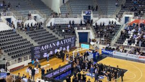 Συγκινητική στιγμή στο Παλατάκι: Οι παίκτες άφησαν στεφάνια και λουλούδια για τους αδικοχαμένους οπαδούς στα Τέμπη (ΦΩΤΟ+video)