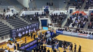Συγκινητική στιγμή στο Παλατάκι: Οι παίκτες άφησαν στεφάνια και λουλούδια για τους αδικοχαμένους οπαδούς στα Τέμπη (ΦΩΤΟ+video)