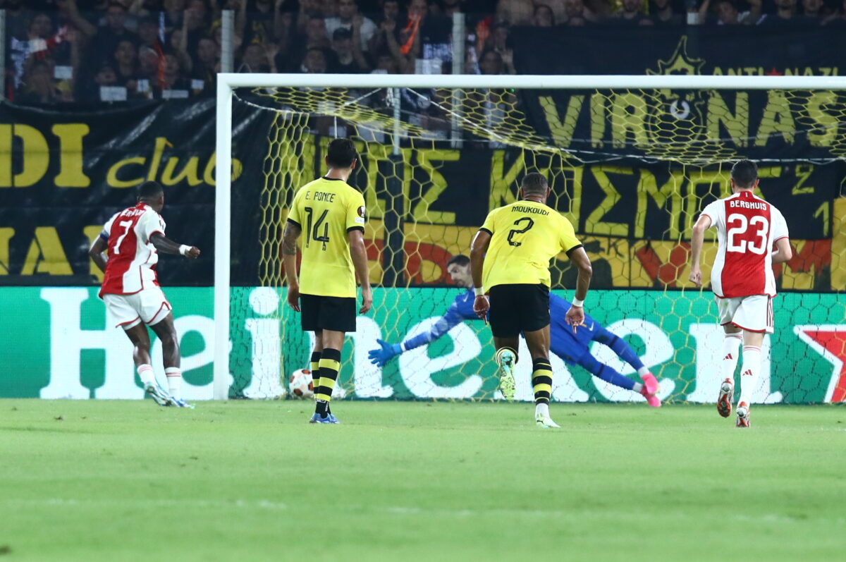 Ο Άγιαξ πήρε το προβάδισμα κόντρα στην ΑΕΚ με εύστοχο πέναλτι του Μπέρχβαϊν (video)