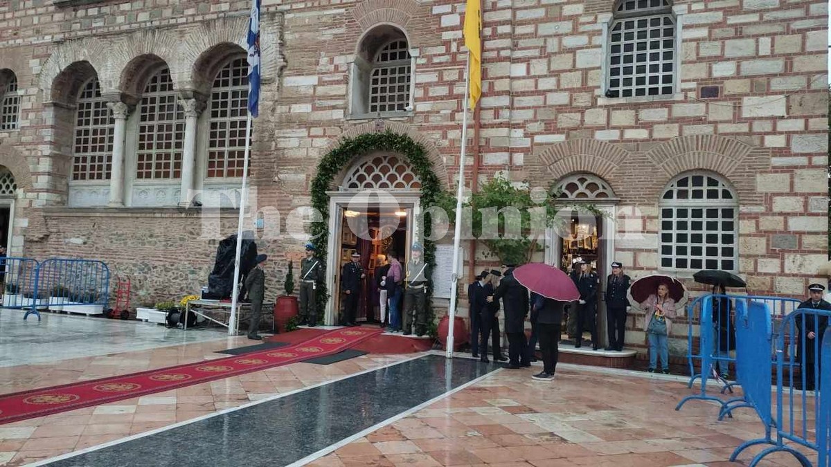 Yπό βροχή η προσέλευση των πιστών στον Άγιο Δημήτριο (ΦΩΤΟ-VIDEO)