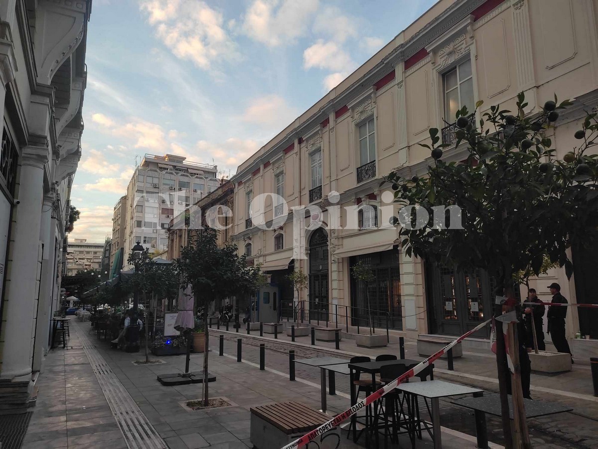 Βίντεο ντοκουμέντο: Η στιγμή που δύο νέοι αφήνουν την ύποπτη βαλίτσα (VIDEO)