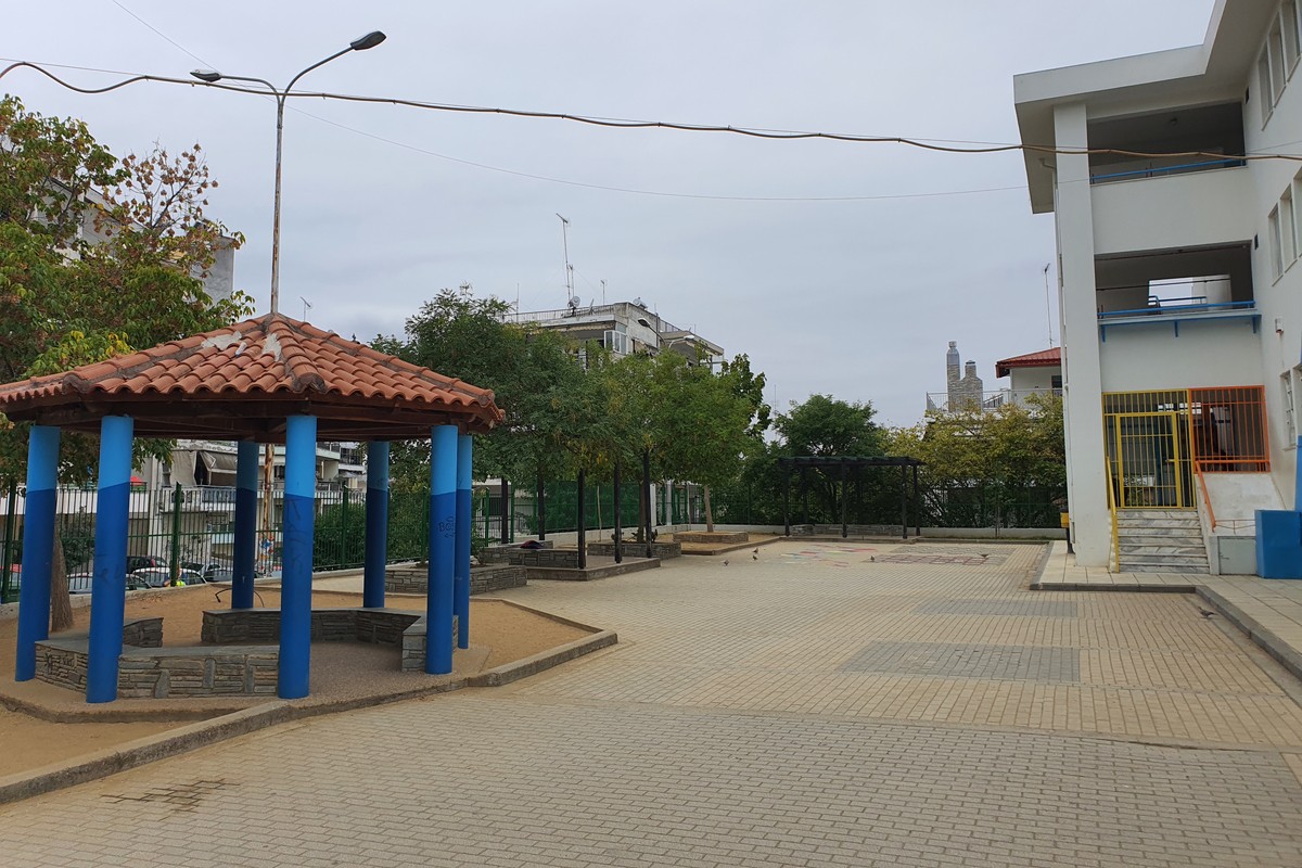 Γονείς και μαθητές «μεταμορφώνουν» αυλή σχολείου στην Θεσσαλονίκη (ΦΩΤΟ)