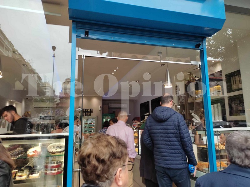 Ουρές σε ζαχαροπλαστεία και ανθοπωλεία της Θεσσαλονίκης για τους εορτάζοντες (ΦΩΤΟ)