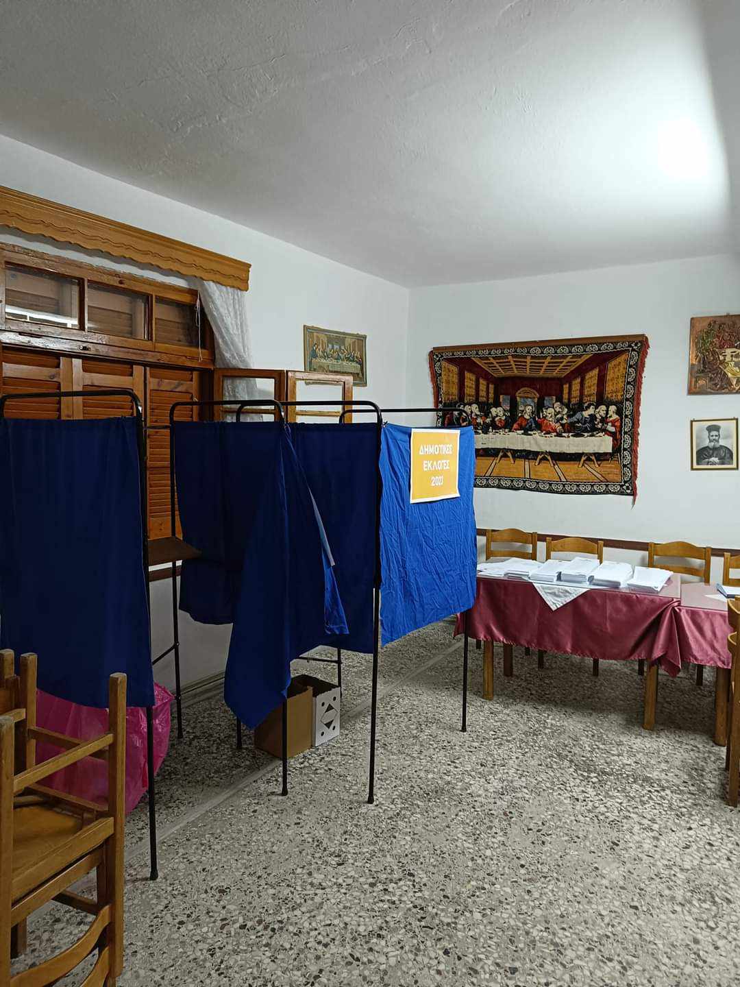 Σε αίθουσα μνημόσυνων στήθηκε κάλπη στις Σέρρες (ΦΩΤΟ)
