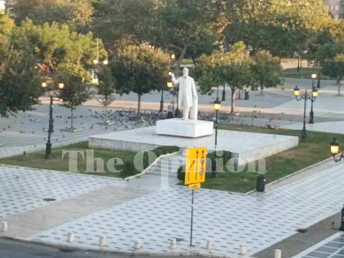 Θεσσαλονίκη: Ξέχασαν… αναμμένες τις λάμπες στην Αριστοτέλους (ΦΩΤΟ)