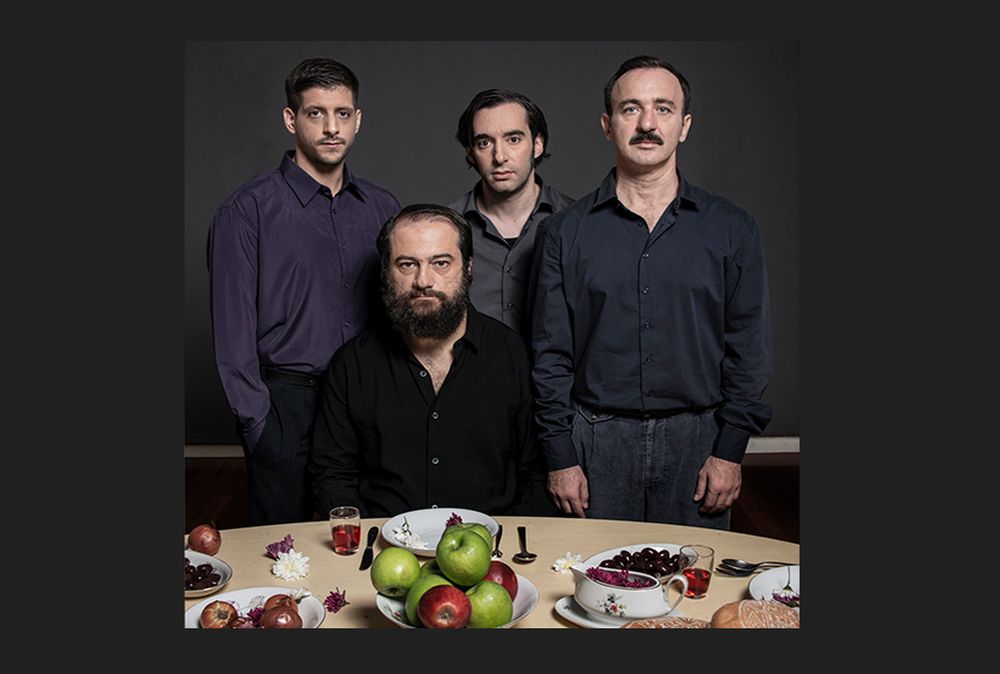 Η παράσταση «… Καλά, Εσύ Σκοτώθηκες Νωρίς» ανεβαίνει στη Θεσσαλονίκη (VIDEO)