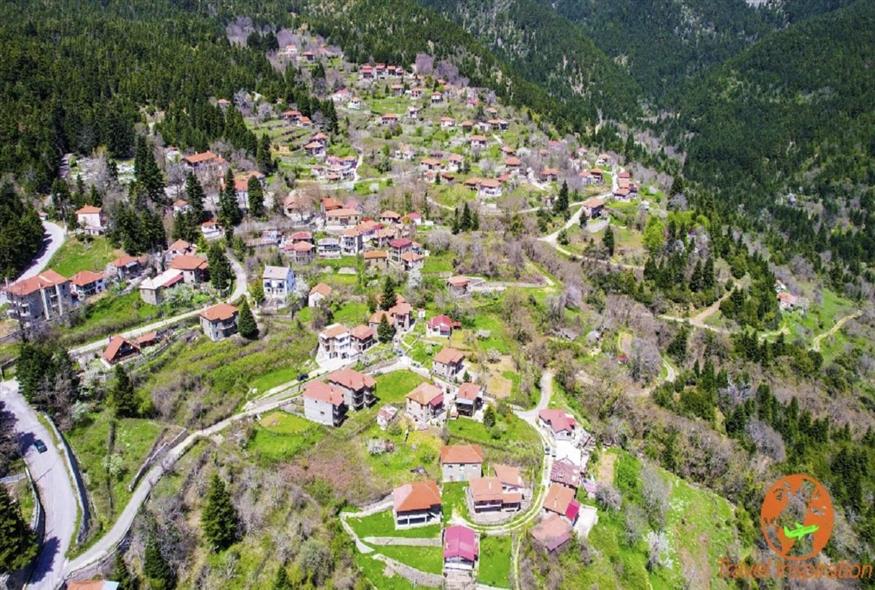 Ο οικονομικός προορισμός που είναι «πνιγμένος» στα έλατα (VIDEO)