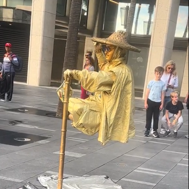 Πορτογαλία: Viral καλλιτέχης του δρόμου που «αιωρείται» (VIDEO)