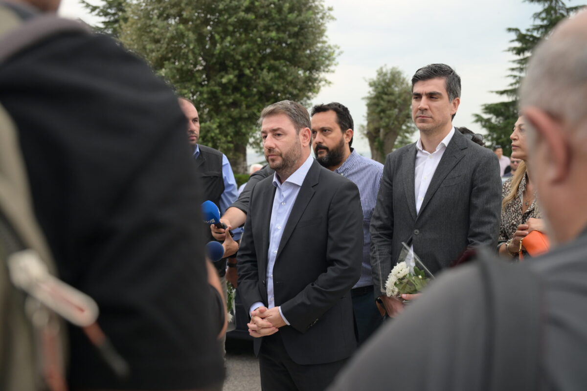 Ο Νίκος Ανδρουλάκης στην εξόδιο ακολουθία του Γιάννη Ιωαννίδη