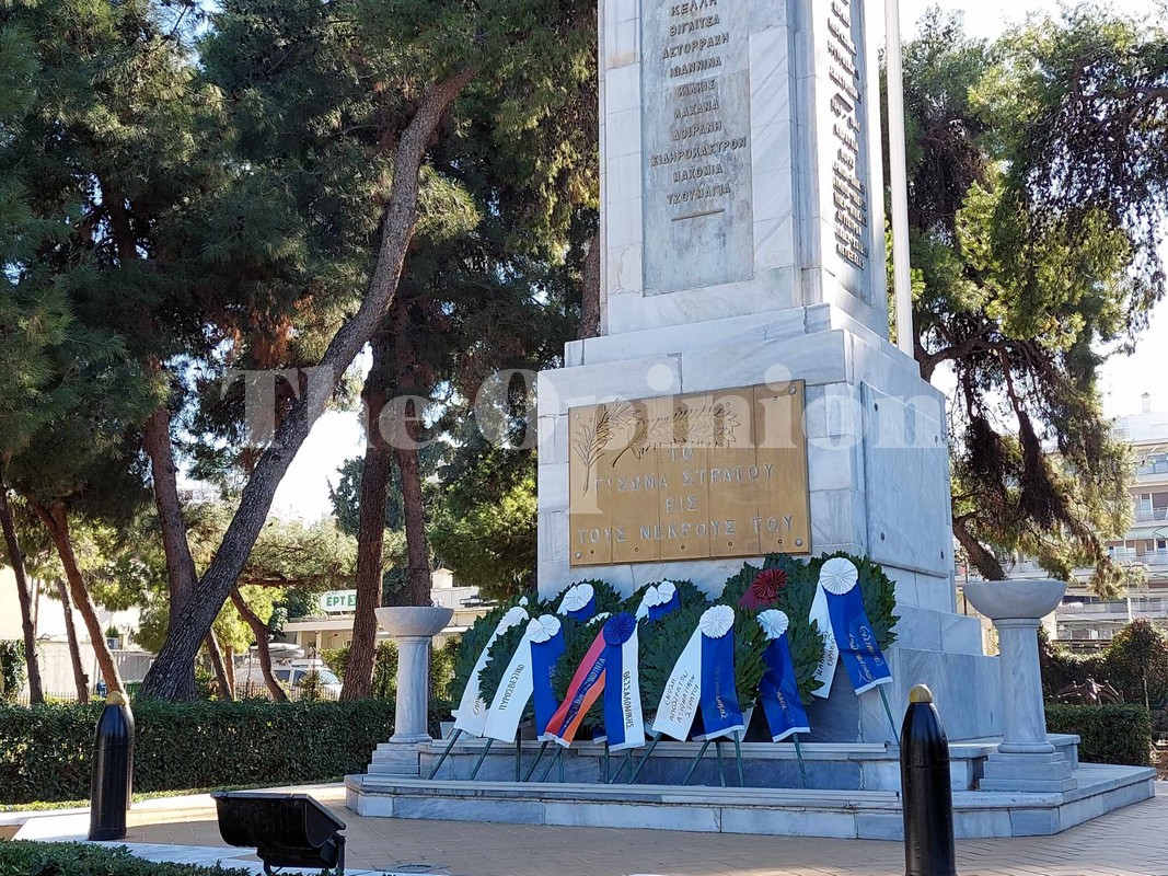 Θεσσαλονίκη: Κατάθεση στεφάνων για την επέτειο απελευθέρωσης της πόλης από τα ναζιστικά στρατεύματα (ΦΩΤΟ+VIDEO)