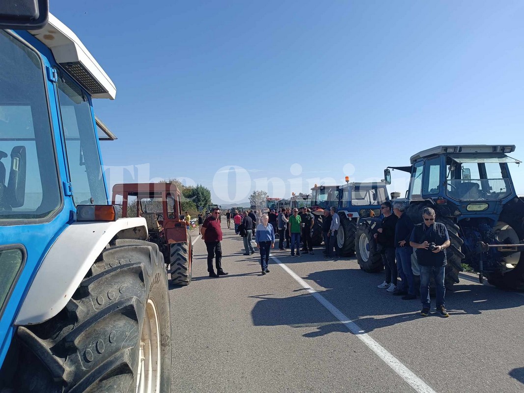 Αγρότες απέκλεισαν δρόμο στον Παλαμά Καρδίτσας – Ζητούν αποζημιώσεις, ενώ κάποιοι κοιμούνται ακόμη στο κλειστό γυμναστήριο! (ΦΩΤΟ-ΒΙΝΤΕΟ)