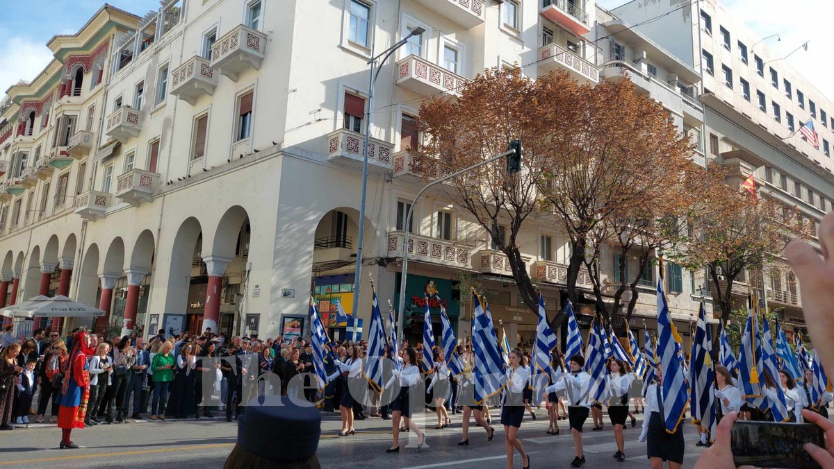 Θεσσαλονίκη: Με λαμπρότητα και θερμά χειροκροτήματα η μαθητική παρέλαση (ΦΩΤΟ+VIDEO)
