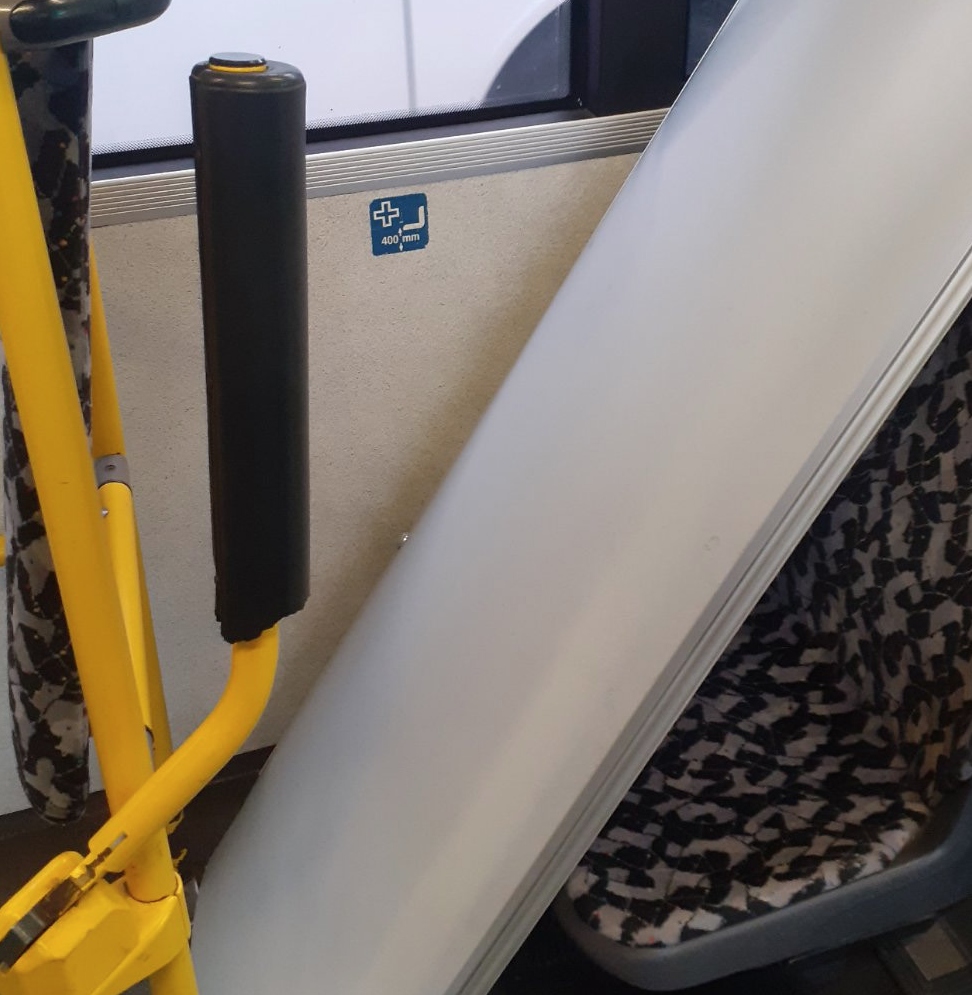 Θεσσαλονίκη: «Το καπάκι έπεσε πάνω στο κεφάλι μου» – Τι λέει η 25χρονη για το συμβάν σε αστικό λεωφορείο