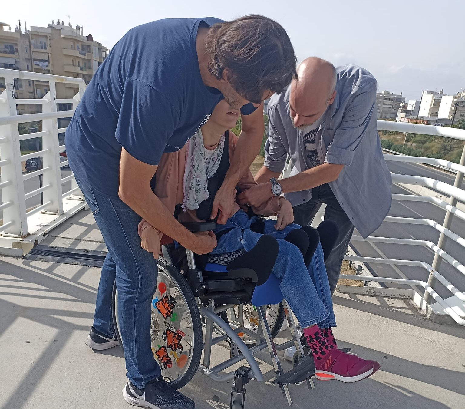 Εικόνες ντροπής στη Θεσσαλονίκη: Κουβαλά το παιδί του με κινητική αναπηρία για να ανεβούν πεζογέφυρα (VIDEO)