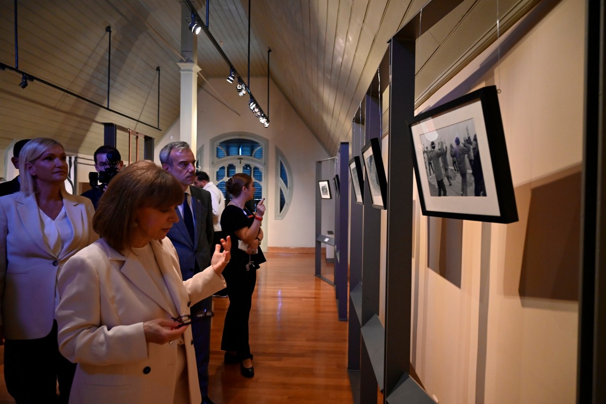 Θεσσαλονίκη: Ξενάγηση Σακελλαροπούλου στην επετειακή έκθεση «Γιάννης Γαΐτης: 100 χρόνια από τη γέννησή του»