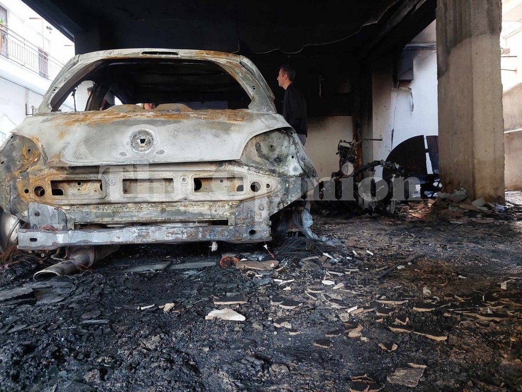 «Ακούσαμε δύο μπαμ» – Εικόνες καταστροφής από τα καμένα οχήματα σε πυλωτή στην Άνω Τούμπα (ΦΩΤΟ+VIDEO)