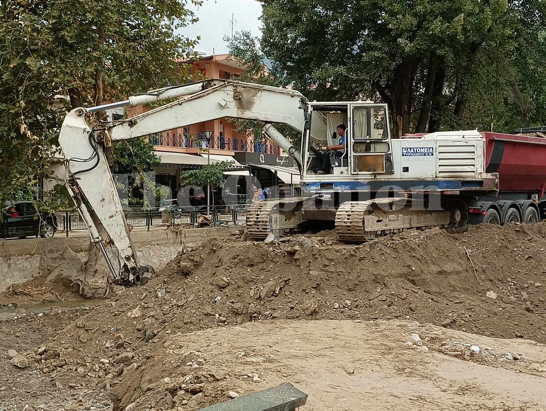 Βόλος: Λίγο πριν ανοίξουν οι κάλπες, ακόμη βγάζουν λάσπες (ΦΩΤΟ)