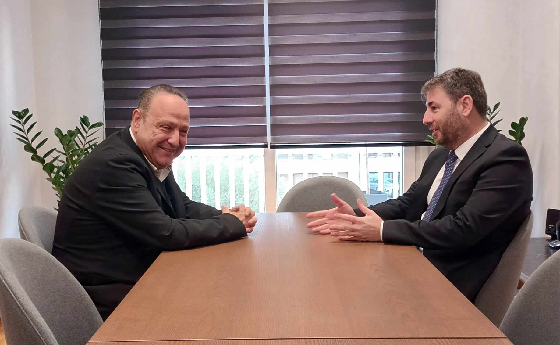 Το δώρο “έκπληξη” της συνάντησης Ανδρουλάκη-Αγγελούδη (ΦΩΤΟ)