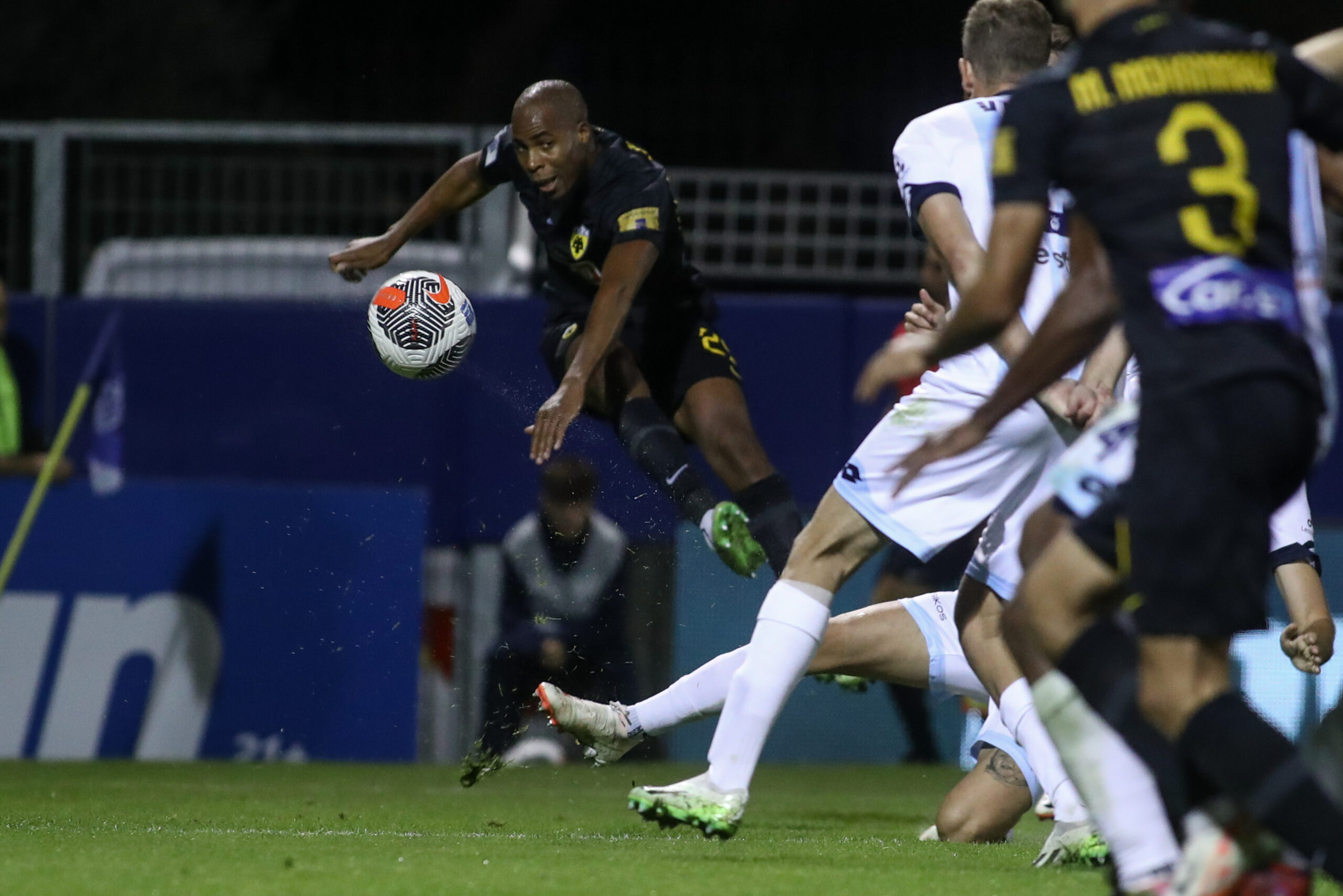 Προβάδισμα για την ΑΕΚ με αυτογκόλ του Σναϊντερλάν (vid)