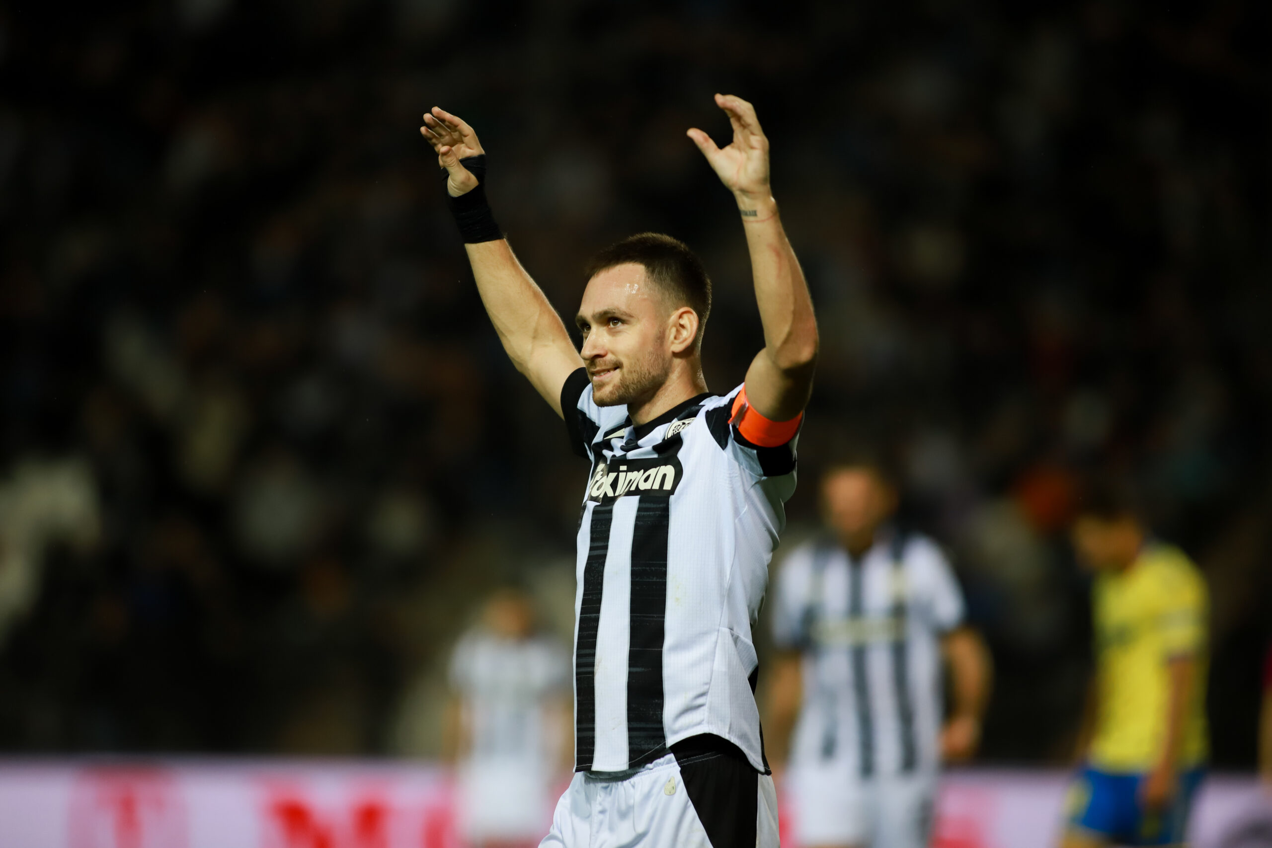 Ο Ζίβκοβιτς έφερε… τούμπα το ματς πριν την ανάπαυλα (vid)