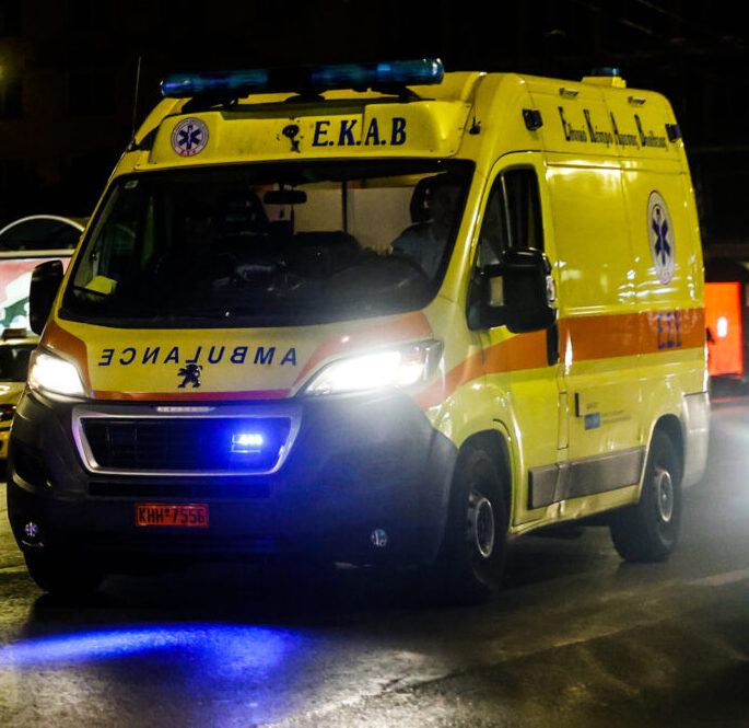 Λάρισα: Τροχαίο με τρία άτομα εγκλωβισμένα σε ΙΧ