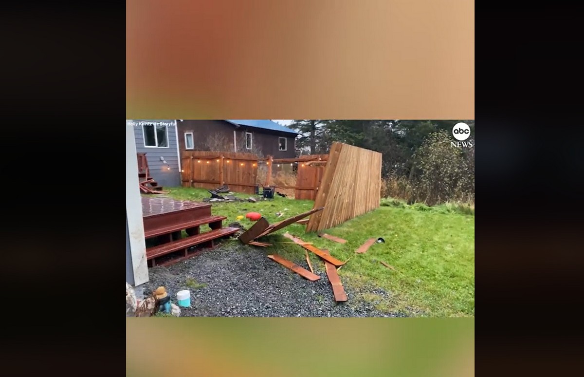 Σε ρινγκ μετέτρεψαν αυλή σπιτιού δύο… τάρανδοι (VIDEO)