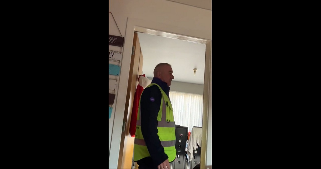 Της έβαλε τις φωνές επειδή… στόλισε από Νοέμβριο (VIDEO)