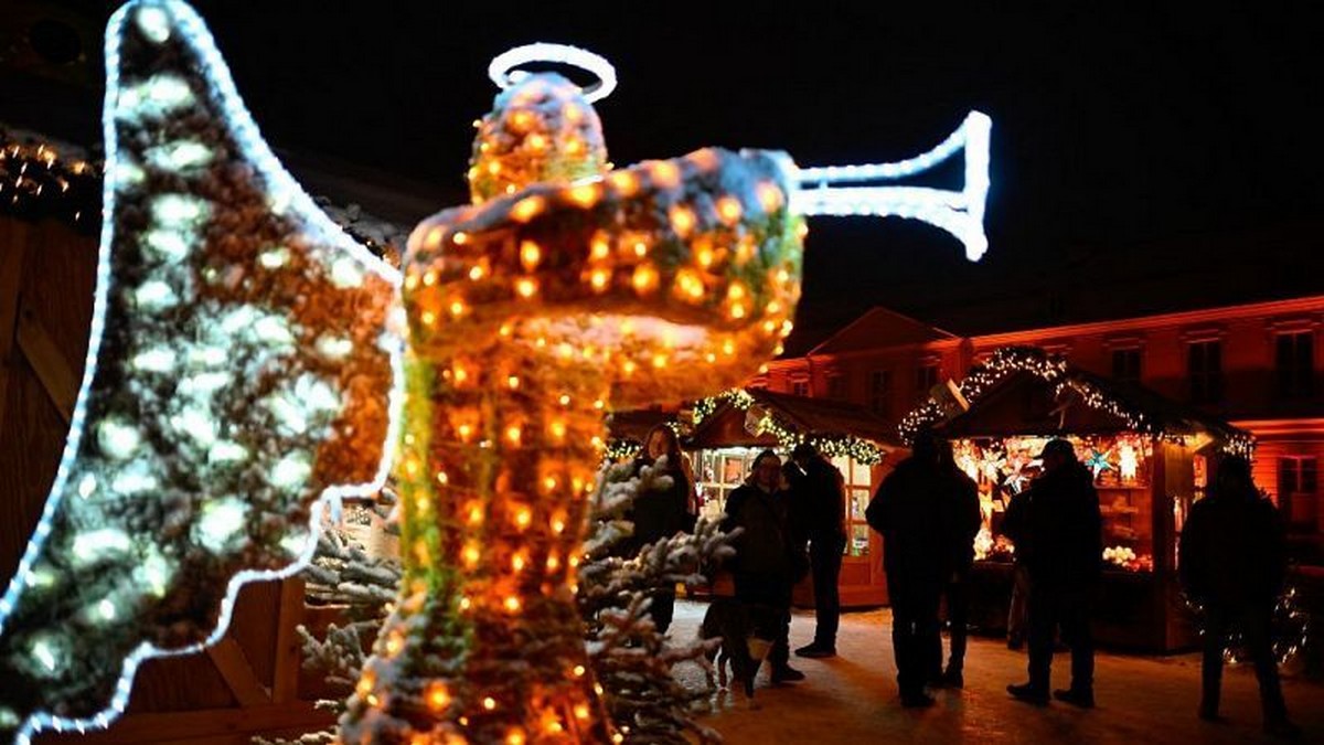 Τα γιορτινά της φόρεσε η διασημότερη λεωφόρος στο Βερολίνο (VIDEO)