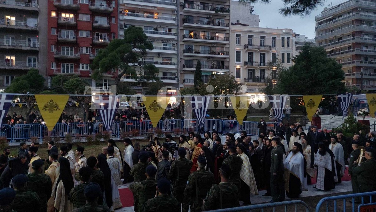 Θεσσαλονίκη: Πλήθος πιστών παρά τη βροχή στην ενθρόνιση του Μητροπολίτη Φιλοθέου (ΦΩΤΟ+VIDEO)