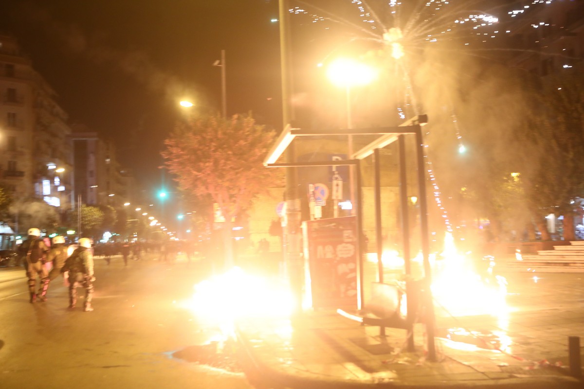 Μολότοφ, δακρυγόνα και επεισόδια στην Θεσσαλονίκη μετά την πορεία του Πολυτεχνείου (ΦΩΤΟ+VIDEO)