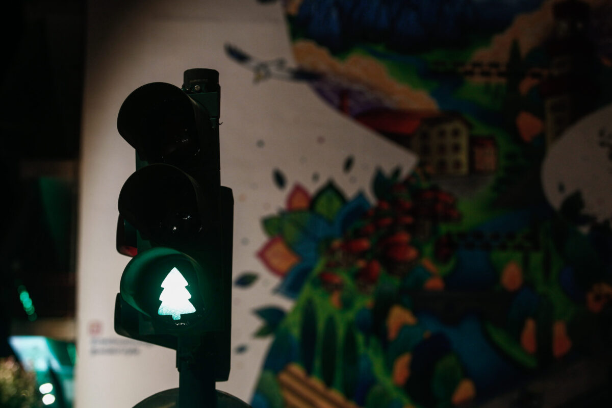 Τα Τρίκαλα γιορτάζουν Χριστούγεννα και στα… φανάρια – Ο Άγιος Βασίλης, το αγγελάκι και το δέντρο (ΦΩΤΟ)