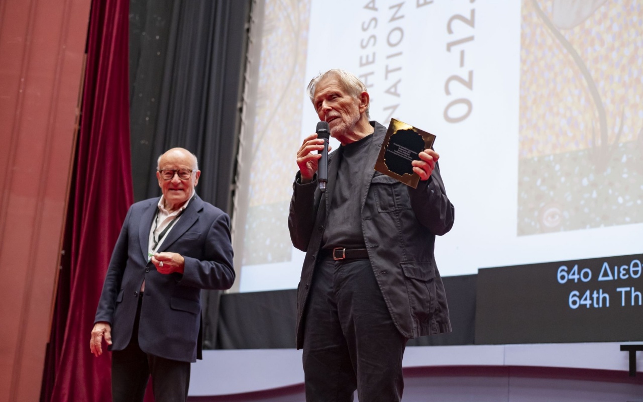 ΦΚΘ: Μέσα σε επευφημίες και χειροκροτήματα ο Νίκος Περάκης παρέλαβε τον Χρυσό Αλέξανδρο