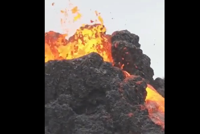 Ισλανδία: Τρόμος για μεγάλη έκρηξη ηφαιστείου – Eκκενώθηκε πόλη (VIDEO)