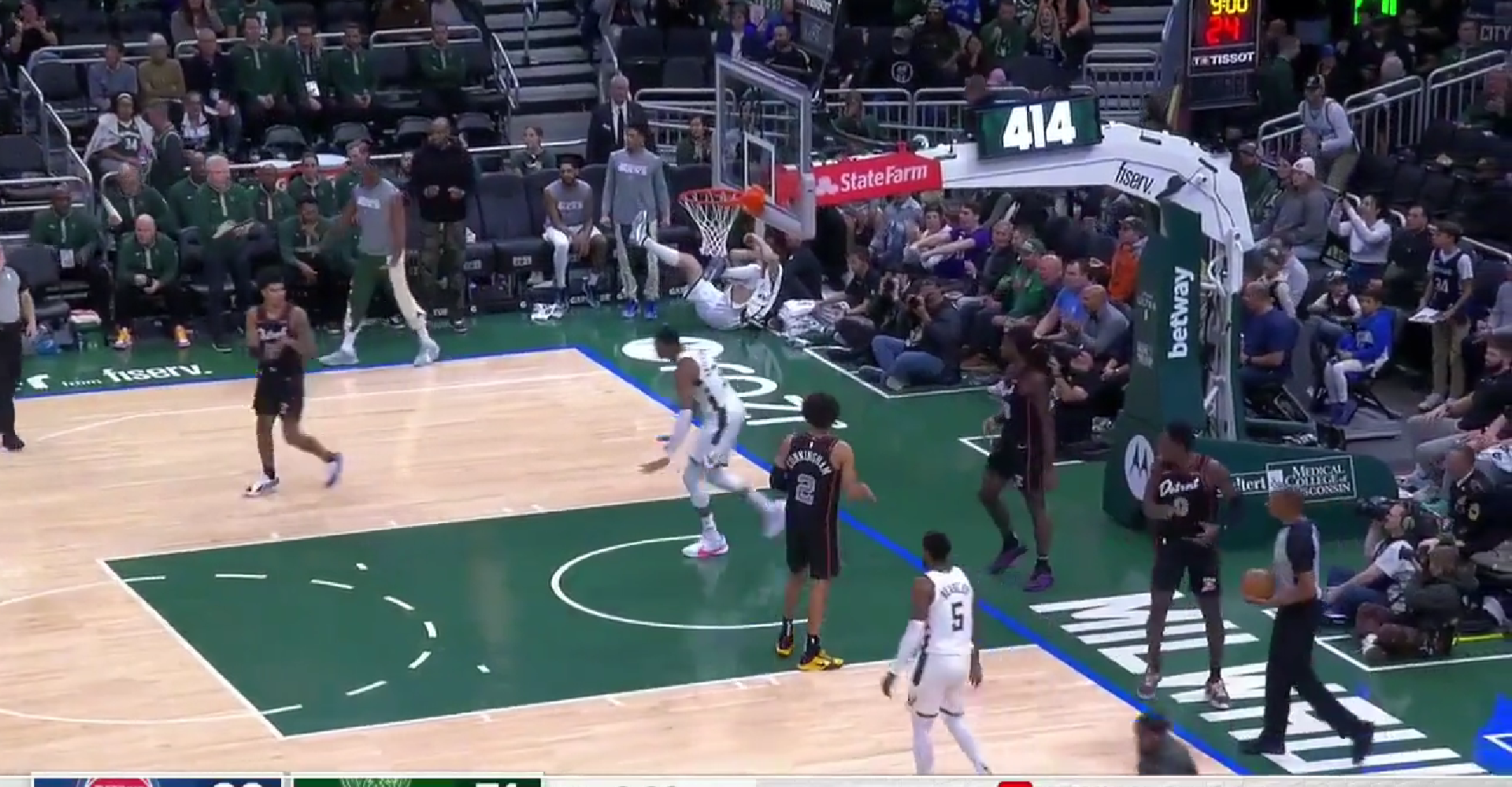 Αντετοκούνμπο: Το τρομερό κάρφωμα και ο πανηγυρισμός που έφερε την αποβολή του (video)