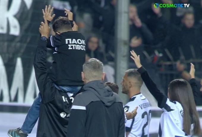 Συγκίνηση στην Τούμπα: Ο μικρός Γιάννης σε ρόλο οργανωτή και η αποθέωση! (vids)