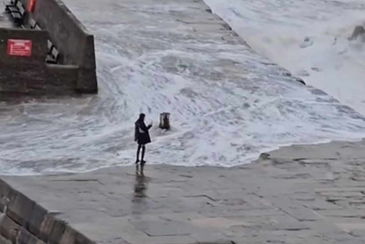 Γυναίκα παρασύρεται από ορμητικά κύματα για μία… σέλφι (VIDEO)