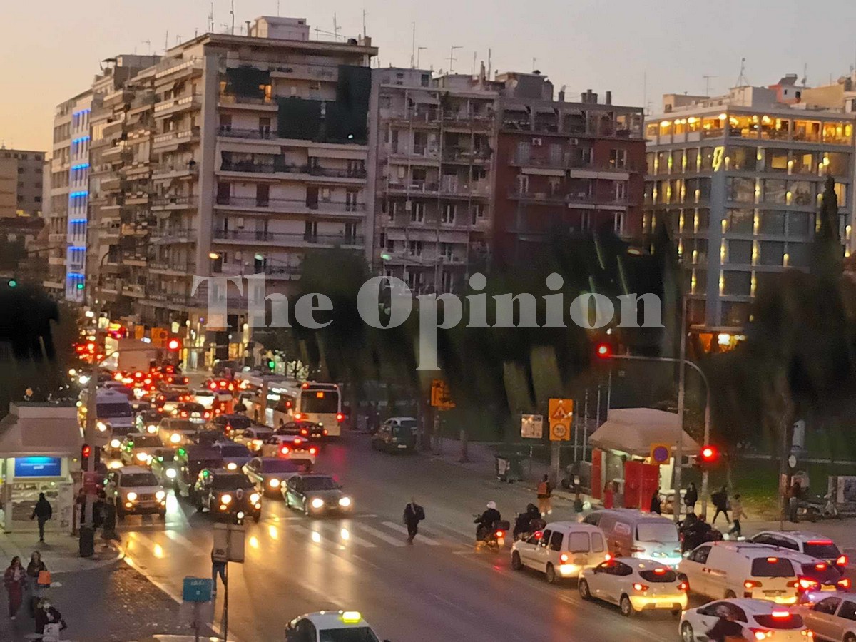 Ασφυκτικό μποτιλιάρισμα στη Θεσσαλονίκη (ΧΑΡΤΕΣ)