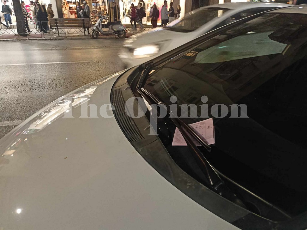 Θεσσαλονίκη: Μοίρασε «ροζ χαρτάκια» η Τροχαία στο κέντρο (ΦΩΤΟ)