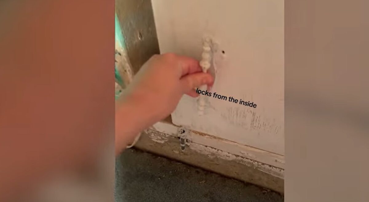 Γυναίκα ανακάλυψε δωμάτιο με παιδικά αποτυπώματα στο σπίτι της – Τρομοκρατήθηκαν οι χρήστες του διαδικτύου (VIDEO)