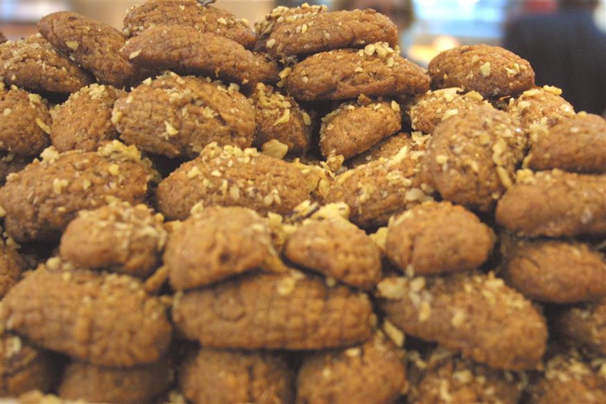 «Τσιμπημένες» οι τιμές στα εορταστικά γλυκά: Τι θα πληρώσουμε για μελομακάρονα και κουραμπιέδες (VIDEO)