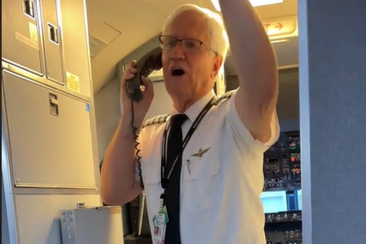 Η συγκινητική ομιλία πιλότου στην τελευταία του πτήση (VIDEO)