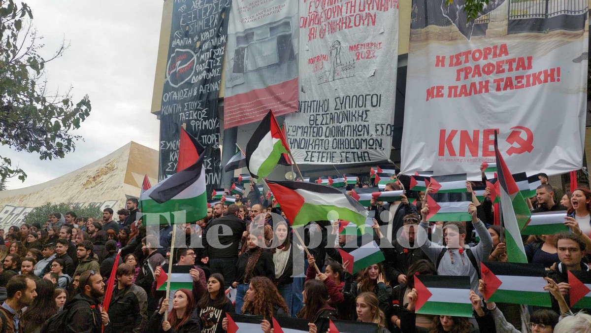 Θεσσαλονίκη: Με συνθήματα και πυρσούς η κατάθεση στεφάνων στο Πολυτεχνείο από ΚΚΕ και ΚΝΕ (ΦΩΤΟ+VIDEO)