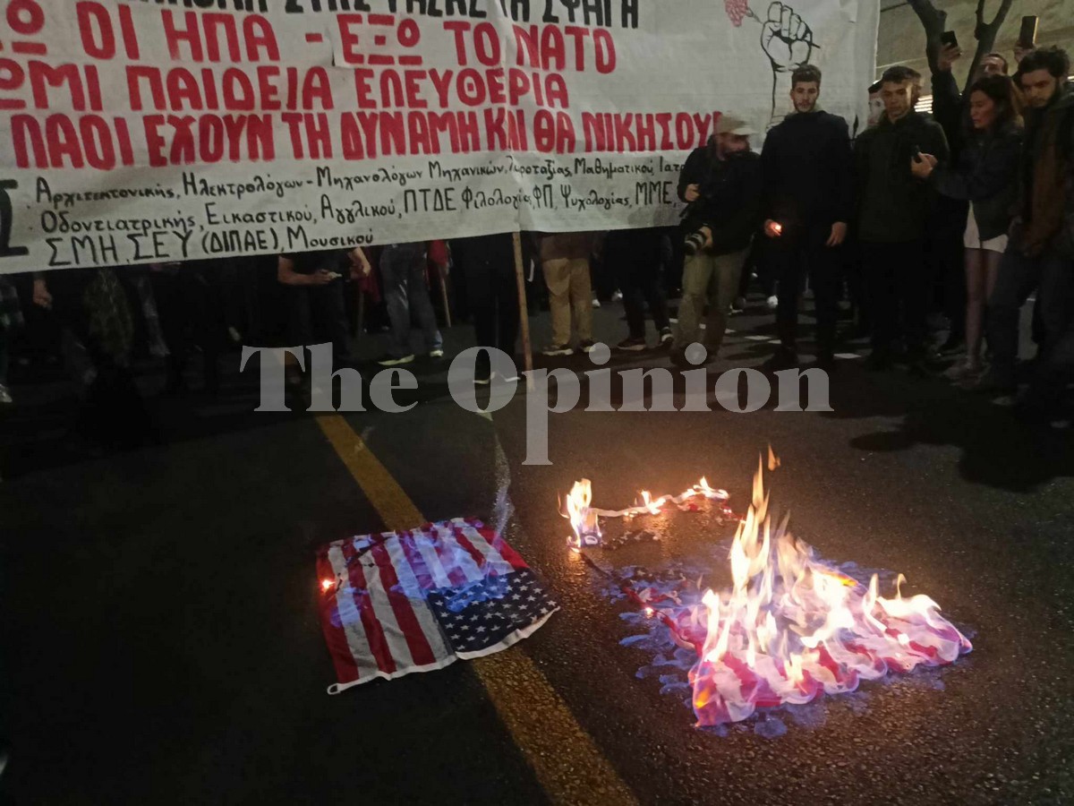 Θεσσαλονίκη: Έκαψαν σημαίες των ΗΠΑ στην πορεία για το Πολυτεχνείο  (ΦΩΤΟ – VIDEO)