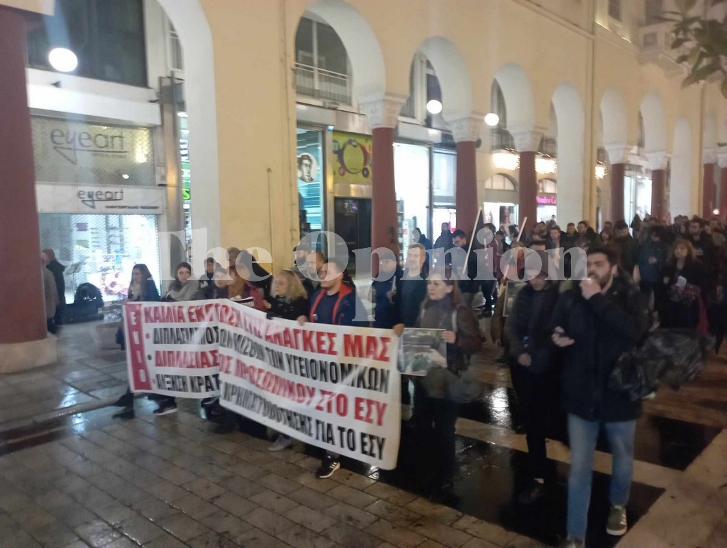 Θεσσαλονίκη: Πορεία διαμαρτυρίας νοσοκομειακών γιατρών υπό βροχή (ΦΩΤΟ+VIDEO)