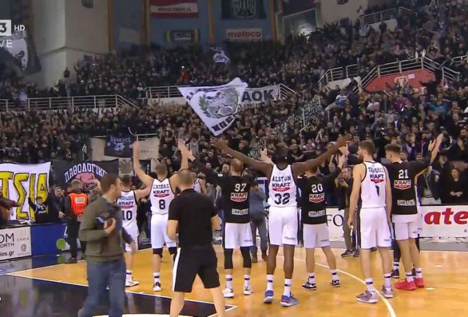 Πανηγυρικό κλίμα στον ΠΑΟΚ: Παίκτες και κόσμος έγιναν «ένα» μετά την νίκη στο ντέρμπι! (vid)