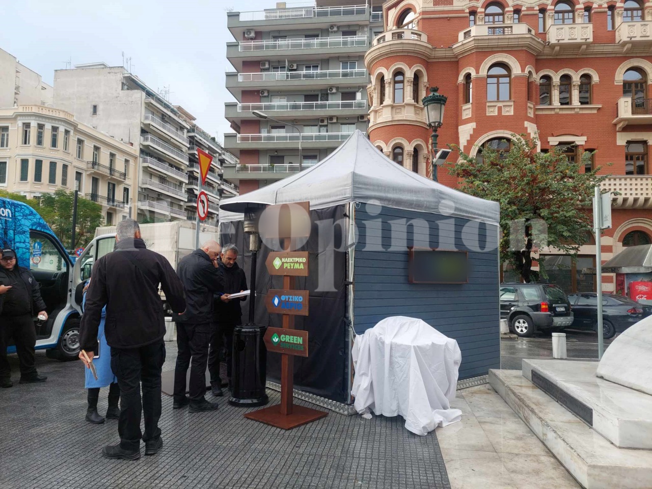 Θεσσαλονίκη: Δεύτερη σερί μέρα προστίμων για το διαφημιστικό περίπτερο στην Αγίας Σοφίας (ΦΩΤΟ)
