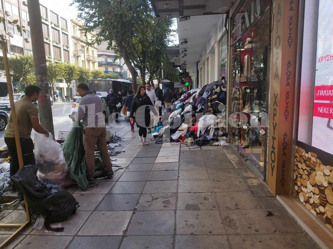 Θεσσαλονίκη: Χάος από πεταμένα ρούχα σε κεντρικό δρόμο (ΦΩΤΟ)