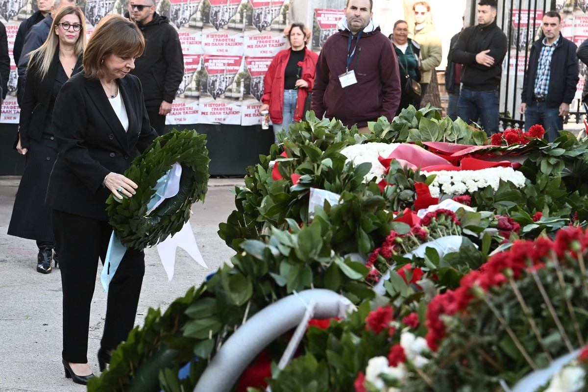 Σακελλαροπούλου: Κατέθεσε στεφάνι για την 50η επέτειο του Πολυτεχνείου